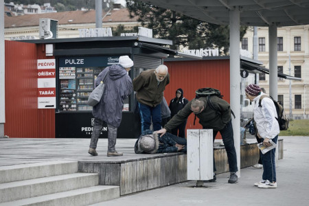 spí nebo ... / is sleeping or ...