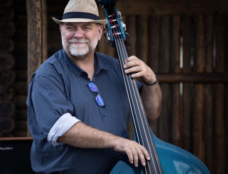 basa v modré / bass in blue